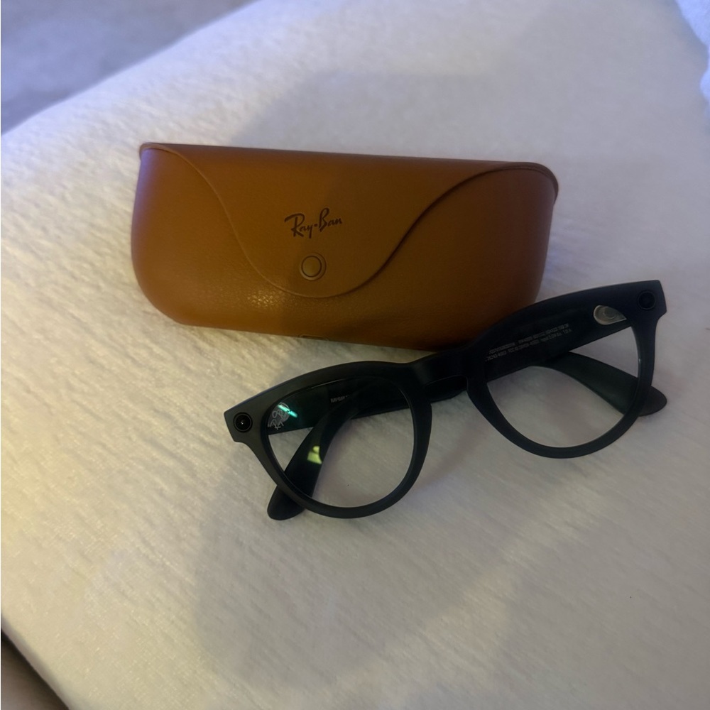 Ray-Ban Meta glasses Classic Black Eyewear with Tan Case